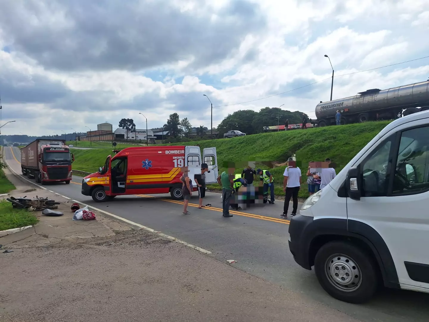 Acidente deixa motociclista ferida em Mafra